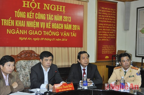  Tại đầu cầu Nghệ An, đồng chí Huỳnh Thanh Điền –  Phó Chủ tịch UBND tỉnh chủ trì.