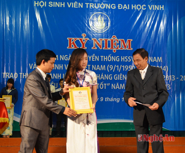 Trao giải cho các sinh viên đạt danh hiệu 