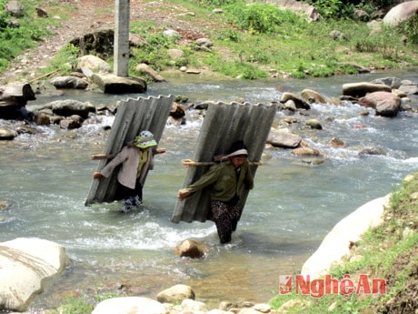 “Gùi ngói về bản Con Phen, xã Hữu Khuông, Tương Dương”. Ảnh: Công Kiên