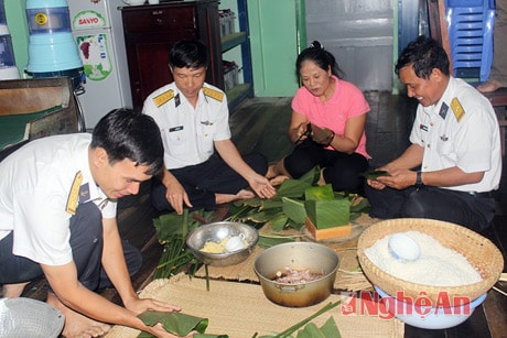 Gói bánh chưng trên nhà giàn DK1