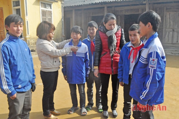 Cô giáo Nguyễn Thị Bình và Trần Thanh Phương tặng áo ấm cho học sinh Trường cấp II Huồi Tụ…