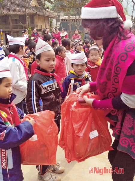Nhóm tình nguyện An Tâm Việt đón năm mới với học sinh Trường Tiểu học Tam Thái (Tương Dương).