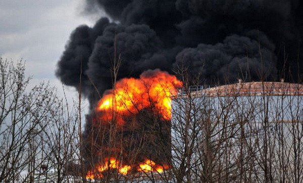 Vụ nổ tại nhà máy lọc dầu Shell ở Đức. (Ảnh: DPA)