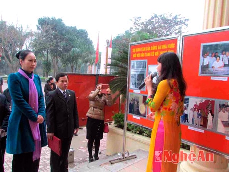 Đồng chí Đinh Thị Lệ Thanh tham quan triển lãm ảnh 50 năm hoạt động bảo tàng