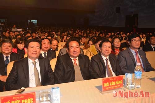  Các đồng chí lãnh đạo tỉnh tham dự chương trình