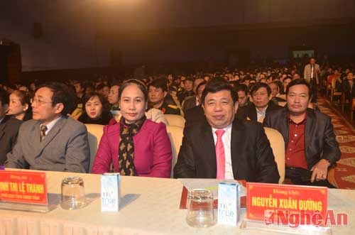 Các đồng chí lãnh đạo tỉnh tham dự chương trình