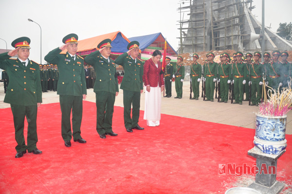 Đoàn đại biểu Ban công tác đặc biệt Chính phủ và Bộ Quốc phòng do Đại tá Trần Quốc Dũng dẫn đầu dâng hoa, dâng hương tưởng niệm.