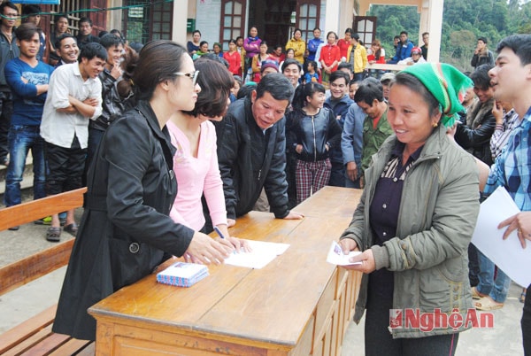 Trao tiền cho các hộ nghèo