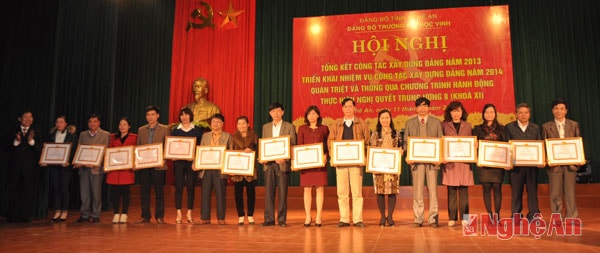 và trao giấy khen cho đảng viên hoàn thành xuất sắc nhiệm vụ tiêu biểu năm 2013.