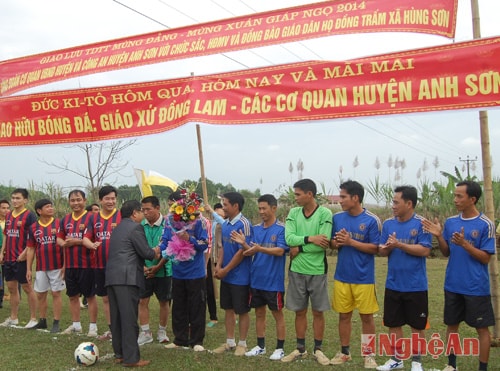 Giao lưu bóng đá giữa linh mục, hội đồng mục vụ, đồng bào giáo dân họ Đồng Trấm và cơ quan UBND huyện.