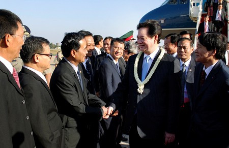 Lễ đón Thủ tướng Nguyễn Tấn Dũng tại sân bay.