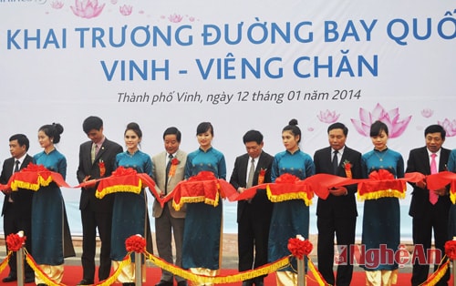 Cắt băng khai trương đườngbay quôc tế Vinh – Viêng Chăn.