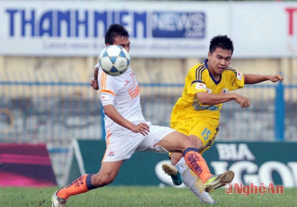 Hồ Khắc Ngọc (số 15) tại giải U21  Cup Báo Thanh Niên 2013.