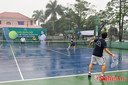 Trận đấu tại Giải quần vợt CLB Thanh Thành Đạt mở rộng.