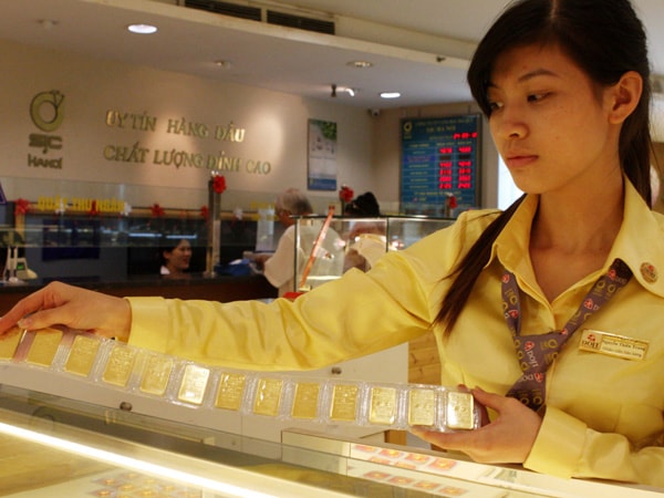 Giao dịch vàng miếng (Ảnh: TTXVN)