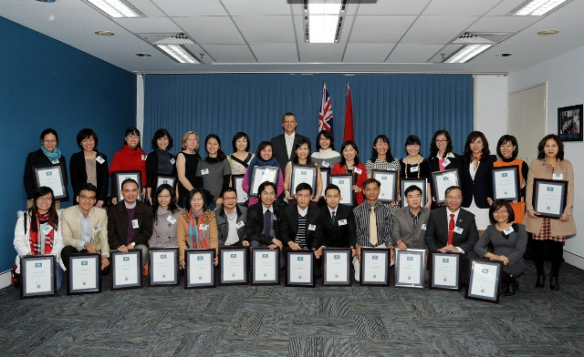 Đại sứ Australia Hugh Borrowman chụp ảnh lưu niệm cùng các cá nhân nhận được học  bổng Endeavour năm 2014 (Ảnh do ĐSQ Australia cung cấp)