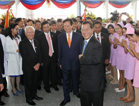 Thủ tướng Nguyễn Tấn Dũng và Thủ tướng Hun Sen đến thăm Bệnh viện. 