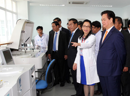 Thủ tướng Nguyễn Tấn Dũng và Thủ tướng Hun Sen thăm bệnh viện.