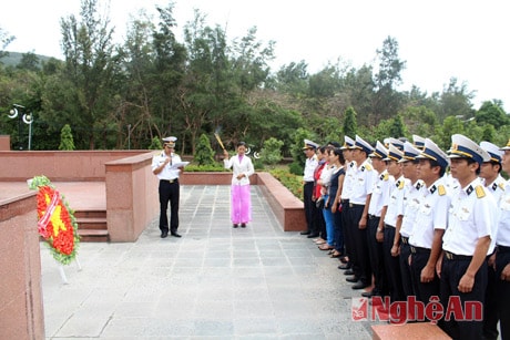 Đoàn công tác Bộ tư lệnh Vùng 2 Hải quân cùng các phóng viên, nhà báo tổ chức tưởng niệm các anh hùng liệt sỹ ở nghĩa trang Hàng Dương