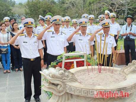 Các sỹ quan Hải quân vùng 2 tổ chức nghi thức dâng hương, chào các liệt sỹ