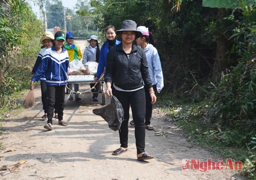 Một tổ thu gom rác thải của thanh niên vùng Giáo xứ Bùi Ngọa.