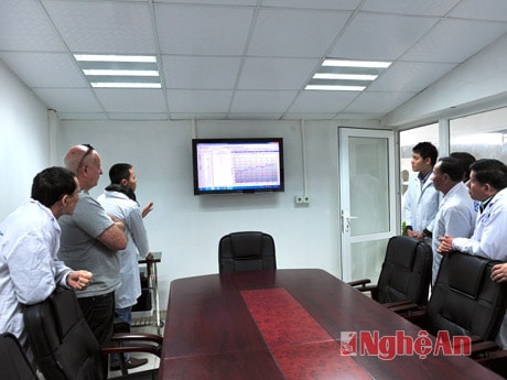 Nghe giới thiệu về công nghệ quản lý đàn bò và công nghệ vắt sữa