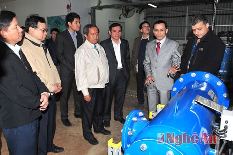 Nghe giới thiệu về công nghệ chế biến nước sạch.
