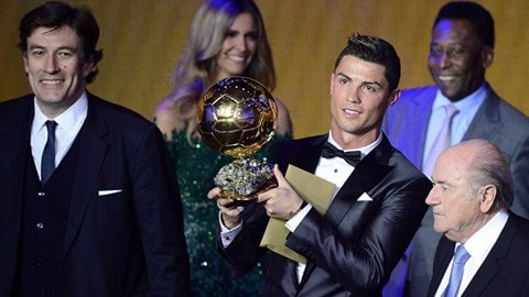 Cristiano Ronaldo bước lên bục cao nhất của bóng đá thế giới