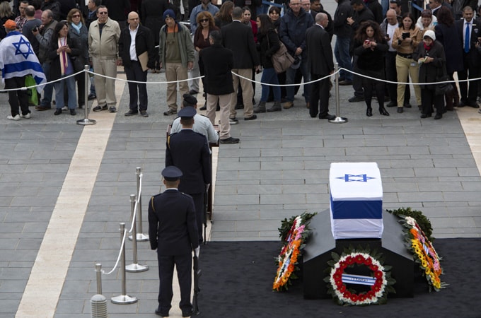 Người dân Israel thể hiện sự kính trọng với cựu Thủ tướng Ariel Sharon. (Nguồn: AP)