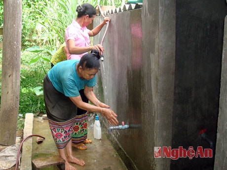 Nước sạch về bản Thắm, xã Châu Thuận (Quỳ Châu) Ảnh: Trần Ngọc Lan