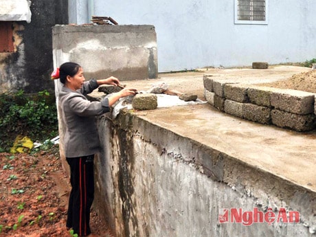 Gia đình chị Nguyễn Thị Bảy ở xóm Đồng Hoa , Đồng Thành đầu tư xây dựng  bể chứa nước mưa hơn 30m3.