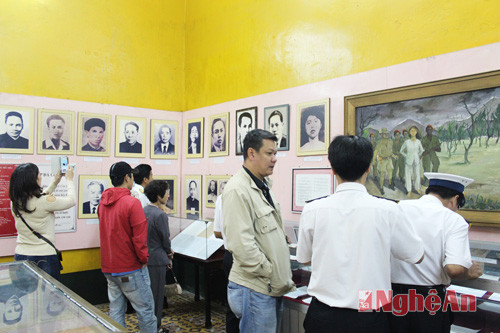 Khách tham quan khu vực trưng bày hiện vật về nhà tù và hoạt động cách mạng của các chiến sỹ trong tù