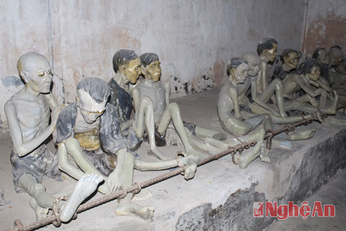 Hình tượng các tù nhân bị xiềng xích ở nhà tù Côn Đảo