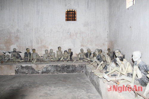 Hình tượng các tù nhân bị xiềng xích ở nhà tù Côn Đảo