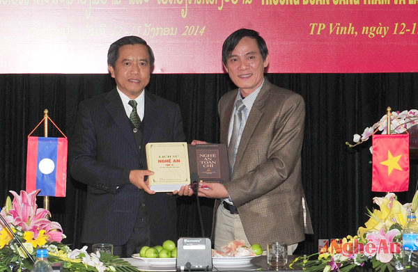 Đồng chí Trần Quốc Thành tặng quà Bộ trưởng Bộ KH&CN Lào