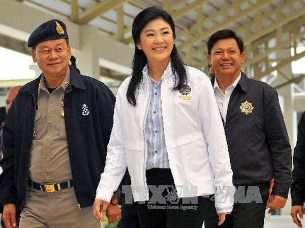 Thủ tướng Thái Lan Yingluck Shinawatra (giữa). (Ảnh: AFP/TTXVN)