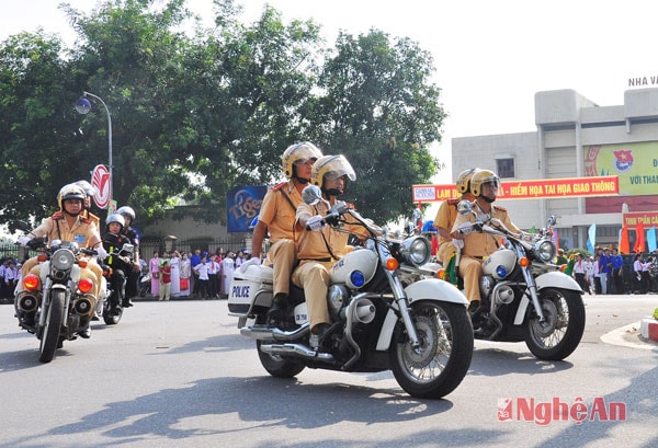 Ban ATGT tỉnh ra quân tuyên truyền Chương trình “Hành động toàn cầu phòng, chống lạm dụng đồ uống có cồn”. Ảnh: Trần Hải