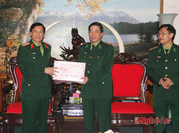 Phó Chính ủy Bộ Tư lệnh Quân khu 4 trao quà cho lãnh đạo BĐBP Nghệ An.