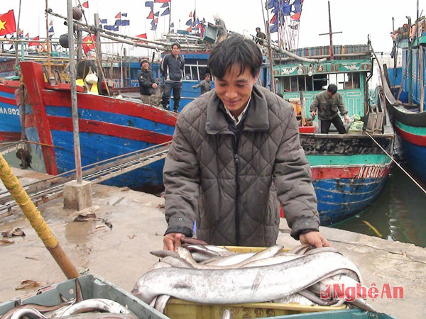 Anh Trần Văn Ngọc phấn khởi vì trúng đậm trong chuyến ra khơi đầu năm.