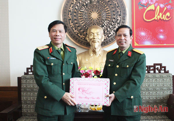 Thiếu tướng Trần Tiến Dũng- Phó Chính ủy QK4 tặng quà, chúc tết Bộ CHQS tỉnh