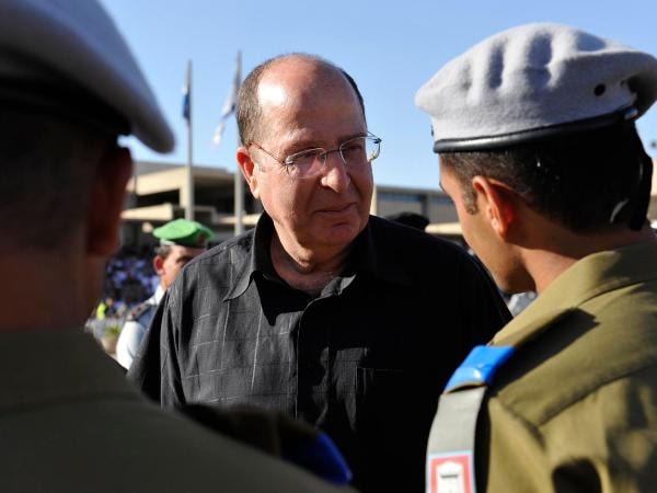 Bộ trưởng Moshe Yaalon dự một buổi lễ tốt nghiệp tại Trại huấn luyện số 1 ở Mitzpe Ramon, Israel vào tháng 6/2013. (Ảnh: Getty Images)