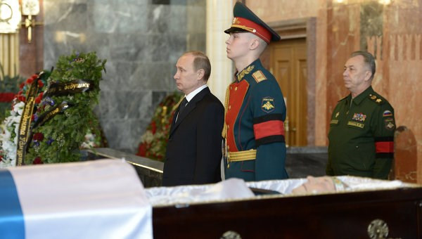 Tổng thống Nga Vladimir Putin tới viếng Kalkashnikov tại một nhà tang lễ quân đội ở Moskva tháng 12/2013. Ảnh: RIA
