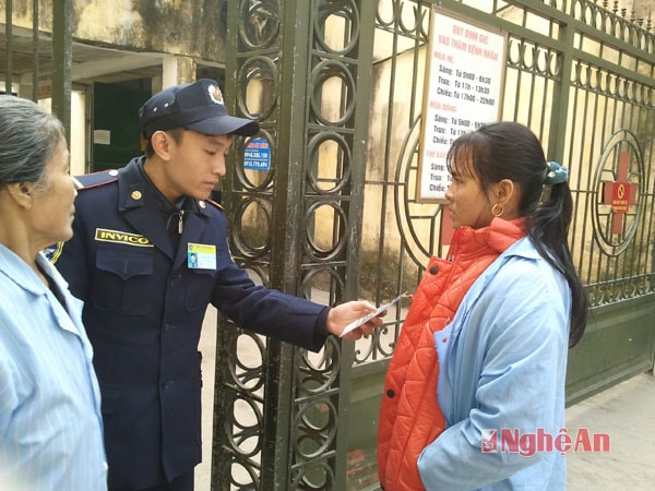 Lực lượng vệ sỹ kiểm soát chặt chẽ thẻ ra vào ở Bệnh viện Hữu nghị Đa khoa Nghệ An.