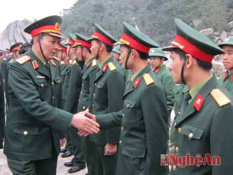 Trung tướng Nguyễn Hữu Cường - Tư lệnh Quân khu 4 thăm hỏi các cán bộ chiến sỹ