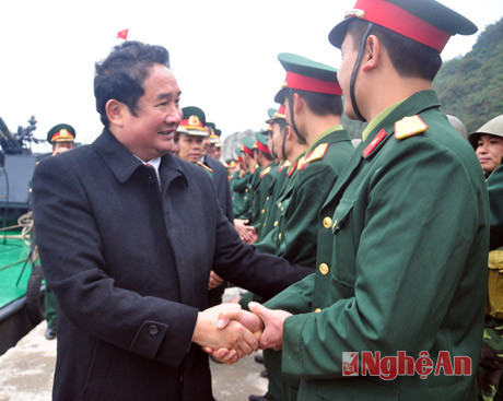 Đồng chí Thái Văn Hằng - Phó Chủ tịch UBND tỉnh thăm hỏi các cán bộ, chiến sỹ trên đảo.