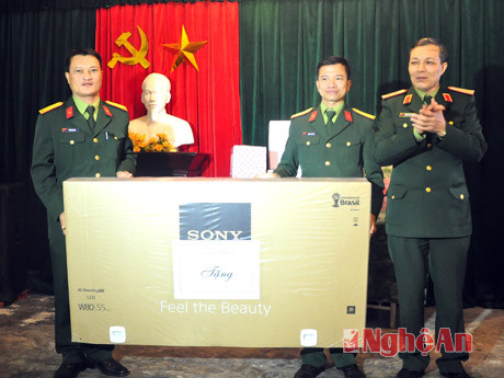 Trung tướng Nguyễn Hữu Cường tặng quà các cán bộ, chiến sỹ.