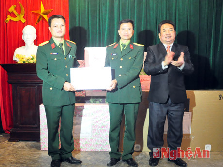 Đồng chí Thái Văn Hằng tặng quà của UBND tỉnh cho cán bộ, chiến sỹ