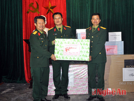 Đồng chí Nguyễn Sỹ Hội tặng quà
