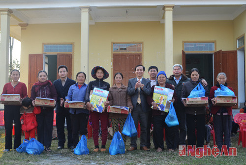 Tập thể Báo Nghệ An và tổ chức từ thiện tặng quà cho các hộ nghèo tại xóm phúc điền 1 xã Hưng Tây, huyện Hưng Nguyên