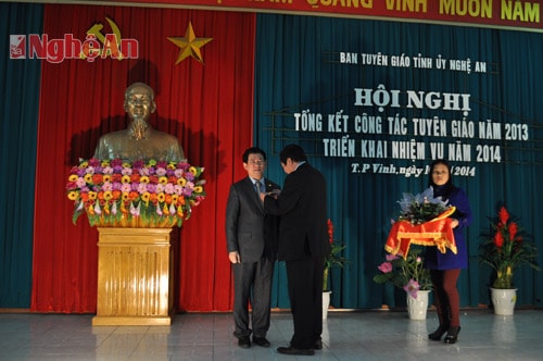 Đại diện Ban Tuyên giáo Tỉnh ủy trao Kỷ niệm chương cho đồng chí Bí thư Tỉnh ủy